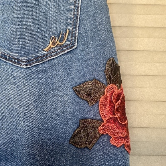 Express Jeans Roses Embroidered on the side, Ankle, Mid Rise and lace top. - Picture 3 of 5